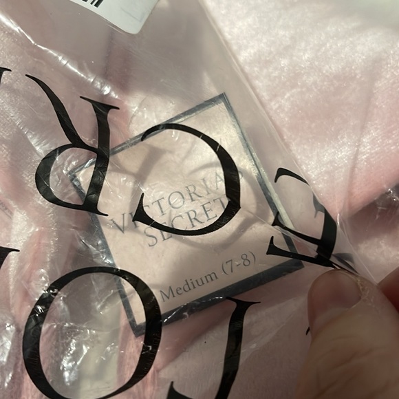 NWT Victoria’s secret - Pink slippers with faux fur white pom - size M (7/8) - Picture 2 of 4